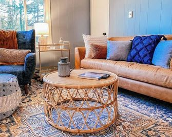 Newly updated 3 bedroom cottage with Solo Stove fire pit - Reedville - Living room