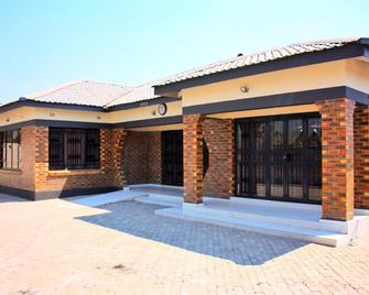 Manacomfy - 14bed House - 4 Baths - Victoria Falls - Victoria Falls - Building