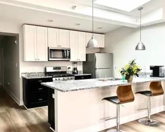 Beautiful skylight Inner Harbor Downtown Apartment - Baltimore