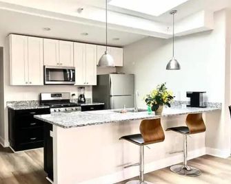 Beautiful skylight Inner Harbor Downtown Apartment - Baltimore - Phòng bếp