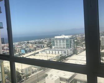 Ocean and Mountain Views walk to beach from this dream come true high rise apart - Marina del Rey - Balcony