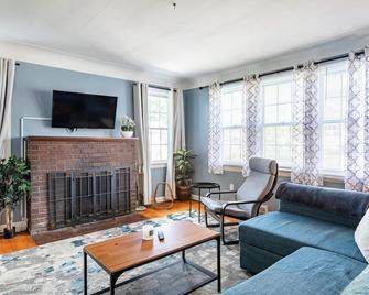 Gorgeous Depot Town Deluxe Bungalow! - Ypsilanti - Living room