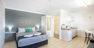 Banjo Paterson Motor Inn - Townsville - Bedroom