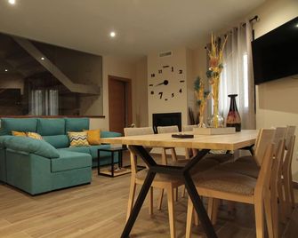 Casa Rural con Chimenea Interior, Terraza con Barbacoa y Vistas a la Montaña - Villar de Plasencia - Sala de estar