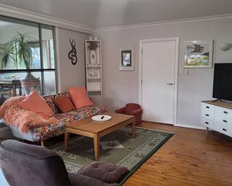 Sunny,spaciousand unique home that is pet friendly. - Nelson - Living room