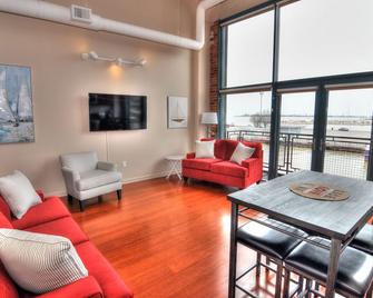 Crank Up Your Summerupgrade Your Stay - Sandusky - Living room