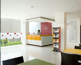 Amaris Hotel Senen - Jakarta - Front desk