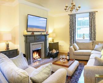 The Hind House - Driffield - Вітальня