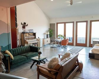 Spacious Artist Loft in Tehachapi - Tehachapi - Soggiorno