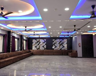 Triveni Hotel And Restaurant - Barsāna - Lobby