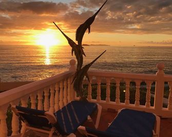 The Waves; Oceanfront 2 Bedroom. Gorgeous Sunrises. Relax With The Wave Rythyms - Philipsburg - Balcony