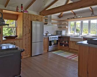Frosty's Retreat - Great Barrier Island Holiday Home - Great Barrier Island - Cozinha