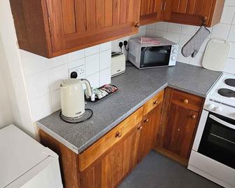 Plas Bellin Cottages - Mold - Kitchen