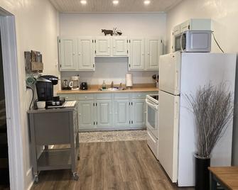 Cooperstown - Walk everywhere! Cute Apartment. Steps away from HOF and Main St. - Cooperstown - Kitchen