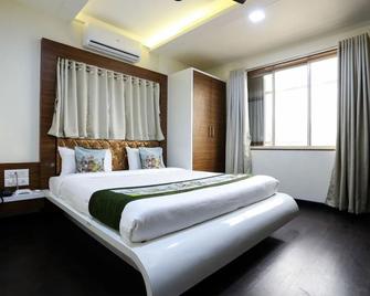 OYO 10677 Hotel Monarch Guestline - Pimpri - Chinchwad - Bedroom