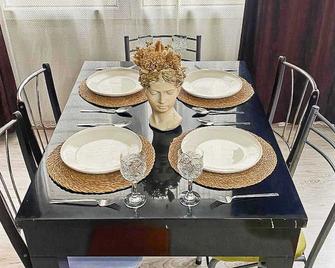 Cozy 2-bedroom condo with WiFi, AC in beautiful İzmir - İzmir - Ruokailuhuone