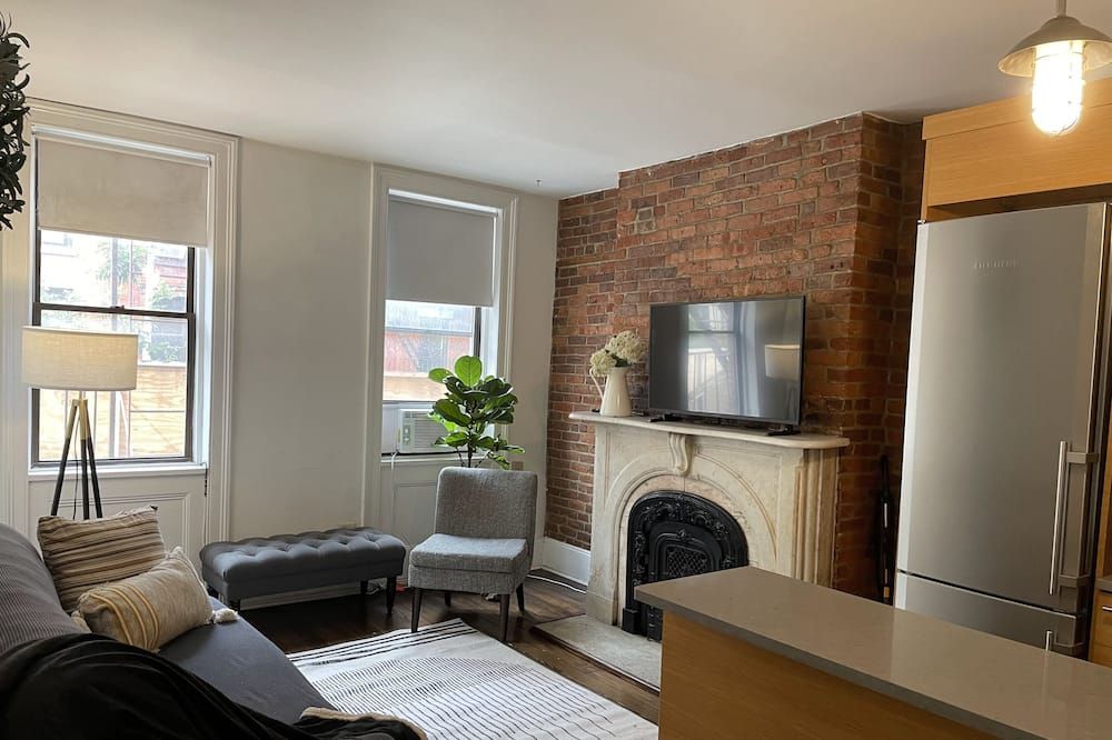 Designer 2BR, 1.5BA, 4 Beds in prime East Village - ניו יורק - סלון