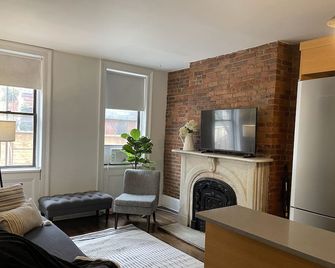 Designer 2BR, 1.5BA, 4 Beds in prime East Village - Nueva York - Sala de estar