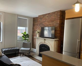 Designer 2BR, 1.5BA, 4 Beds in prime East Village - Nueva York - Sala de estar