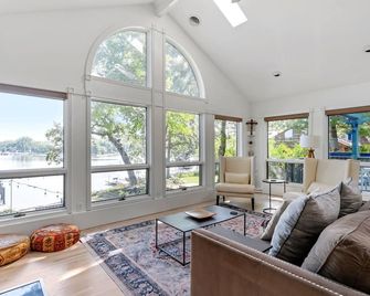 Villa de Lago - Minneapolis - Living room