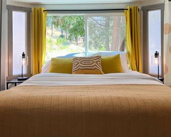 Sequoia Pine View Trailer Featured On Hgtv - Wofford Heights - Sypialnia