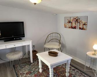 Charming Country Cottage- Long Term Stays Welcome! - Eden - Obývací pokoj