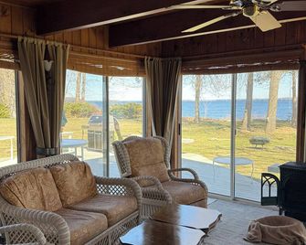 Cozy Lake front family home- Lake Champlain - Plattsburgh - Stue