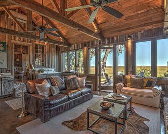 4-BR Hatcher House w/ docks, pool, & private firepit on Emma's Driftwood Farm - Darien - Huiskamer