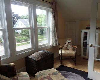 Home in Oshkosh near EAA Air Venture - 5 blocks away from Wittman Airport - Oshkosh - Вітальня