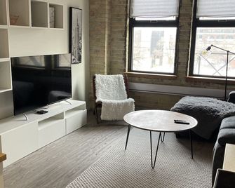 Free Parking Ny Style Condo In Exchange District - Winnipeg - Living room
