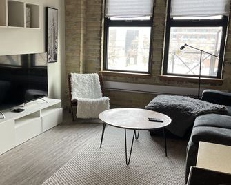 Free Parking Ny Style Condo In Exchange District - Winnipeg - Living room