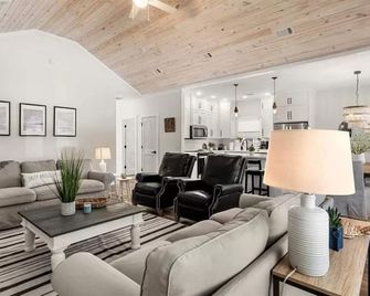 Deep water and golf course views, Shellman Bluff - Townsend - Sala de estar