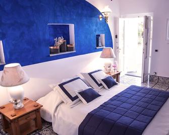 Hotel Oasi - Panarea - Schlafzimmer