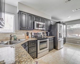 10 Mi to Lake Lewisville: Carrollton Home w/ Pool - Carrollton - Kitchen