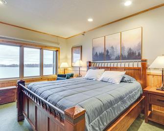 Pool and Lake Access Northern Lakes Retreat! - Two Harbors