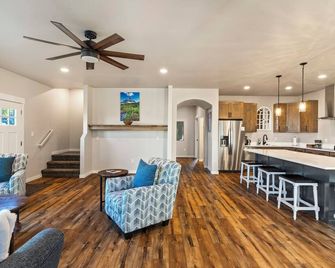 Flathead Lake at Riverside Park: Large Groups - Steps to Main St & Boat Rentals - Polson - Living room