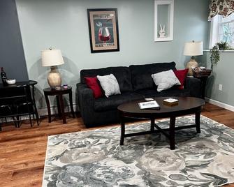 Cozy and modern guest suite for 2-4 guests. - Deerfield - Living room