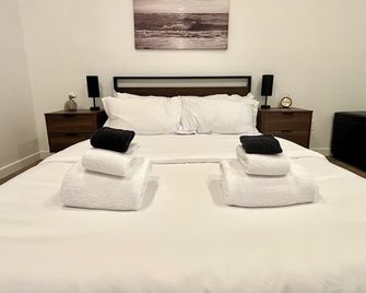 Charming 2-bedroom cottage in Ucluelet close to beaches - Ucluelet - Bedroom