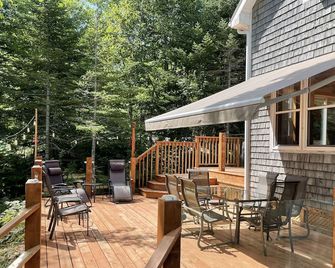 High end cozy retreat ideal for large families with wood stove & large firepit - Windsor Forks - Patio