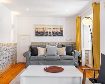 WHome Charming and historical apartment in Santa Justa - Lizbona - Pokój dzienny