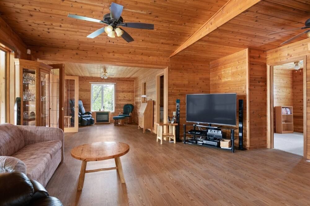 Charming 4-bedroom cabin on water in wonderful Petersfield with WiFi and TV - Selkirk - Living room