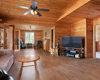 Charming 4-bedroom cabin on water in wonderful Petersfield with WiFi and TV - Selkirk - Sala de estar