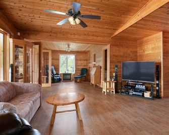 Charming 4-bedroom cabin on water in wonderful Petersfield with WiFi and TV - Selkirk - Living room