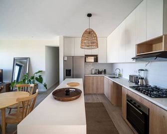 Cozy flat w/ Balcony View on the Lagoon, 5min from Kite Point & National Reserve - Paracas - Kitchen