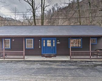 Riverfront Elkins Home w/ Fireplace & Deck! - Elkins - Будівля