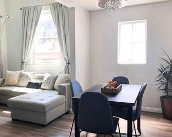 This hotel is a 2 bedroom(s), 1 bathrooms, located in San Diego, CA. - San Diego - Ruang makan