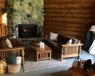 Loons Nest - Cozy, secluded 4 bedroom log cabin in the heart of the wilderness! - Gold Bridge - Living room