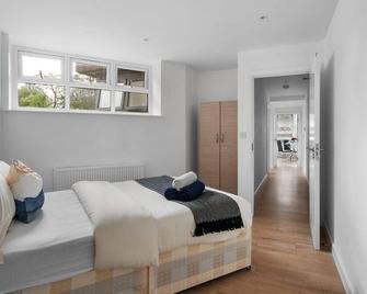 Livestay Modern Two Bed Apartment in Aylesbury4 - Aylesbury - Bedroom