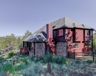 Spacious Mountain Home - Pine - Edificio