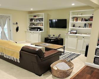 Private Guest Suite by Wineries/Orchards/Cville - Palmyra - Living room